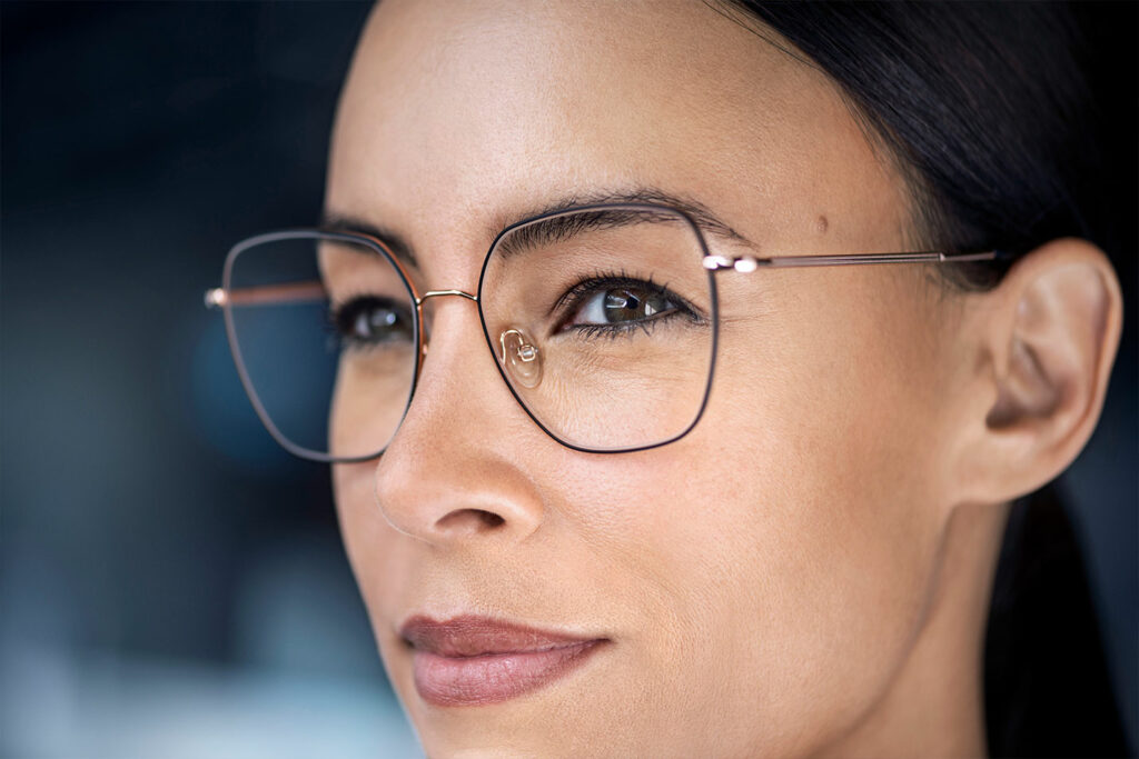 Meißner Optik Frau mit selbsttöneneder Brille