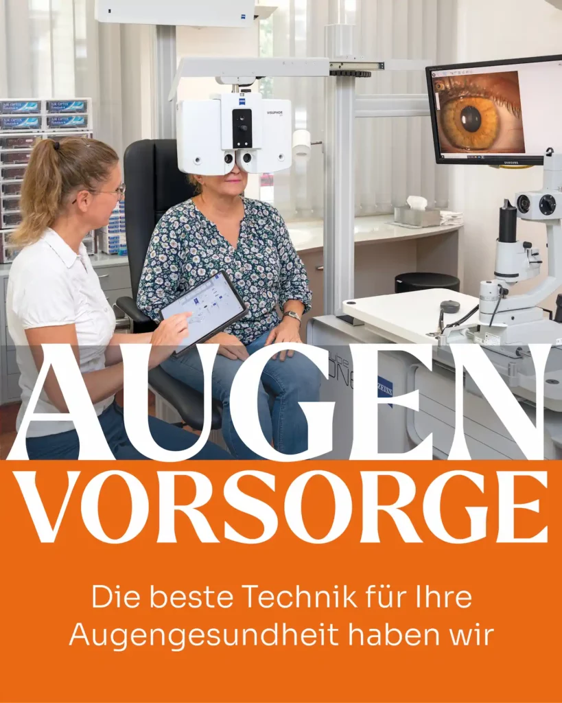 Frau sitzt an dem Refraktionsgerät und jüngere Frau mit Laptop in der Hand führt die Messung durch